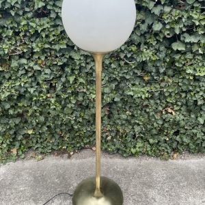 Iparművészeti Állólámpa – Vörösréz és Tejüveg Harmóniája